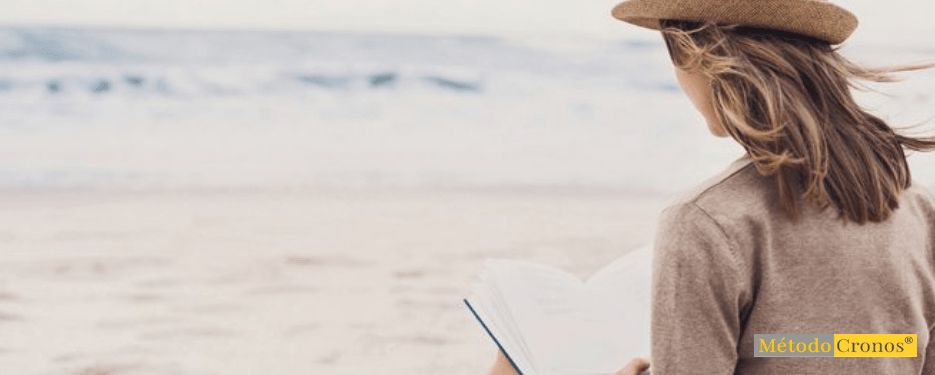 historia- chica sentada playa leyendo