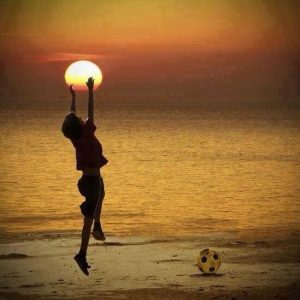 niño en la playa coge el sol- sueños
