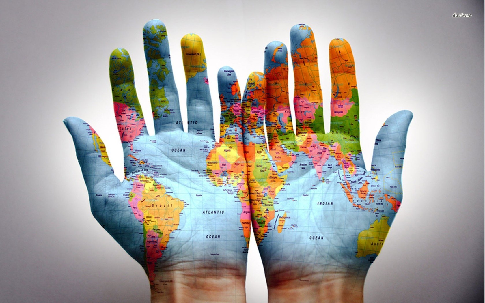 mapa del mundo pintado en tus manos